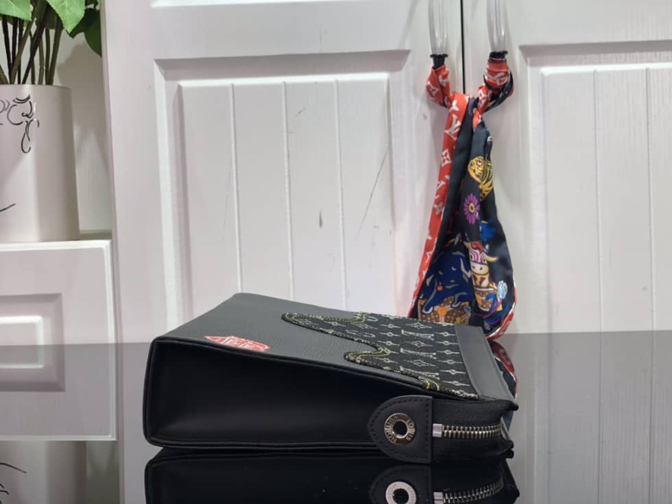 L0vis Vvtt0n Pochette Dupe x Nigo Voyage MM Monogram Black M45961