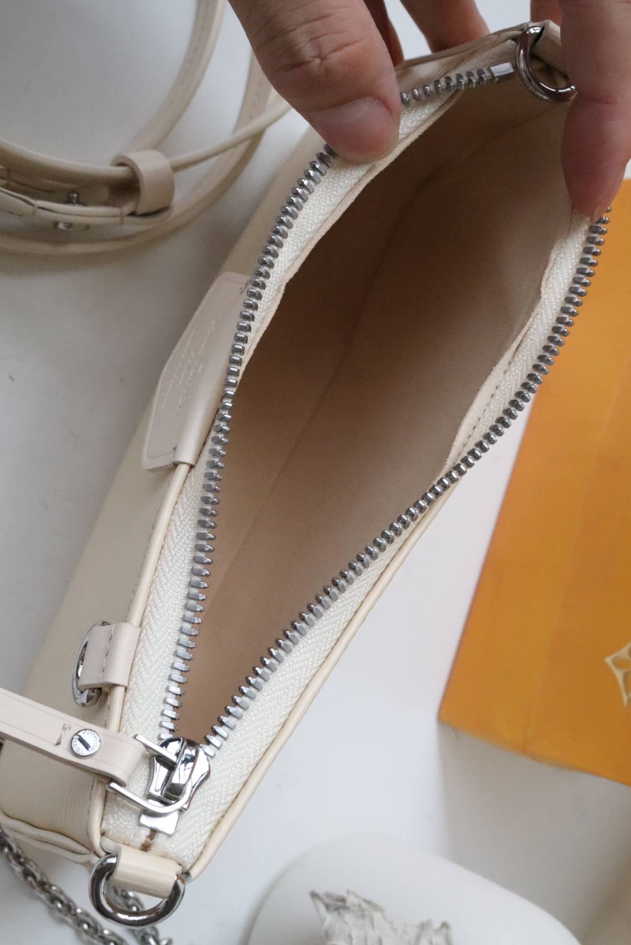 L0vis Vvtt0n Easy pouch 2way Epi Replica Crossboy Bag White M80483