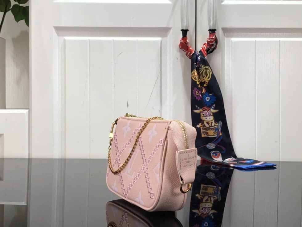 L0vis Vvtt0n Mini Pochette Accessoires Empreinte Broderies Pink M81140 Replica