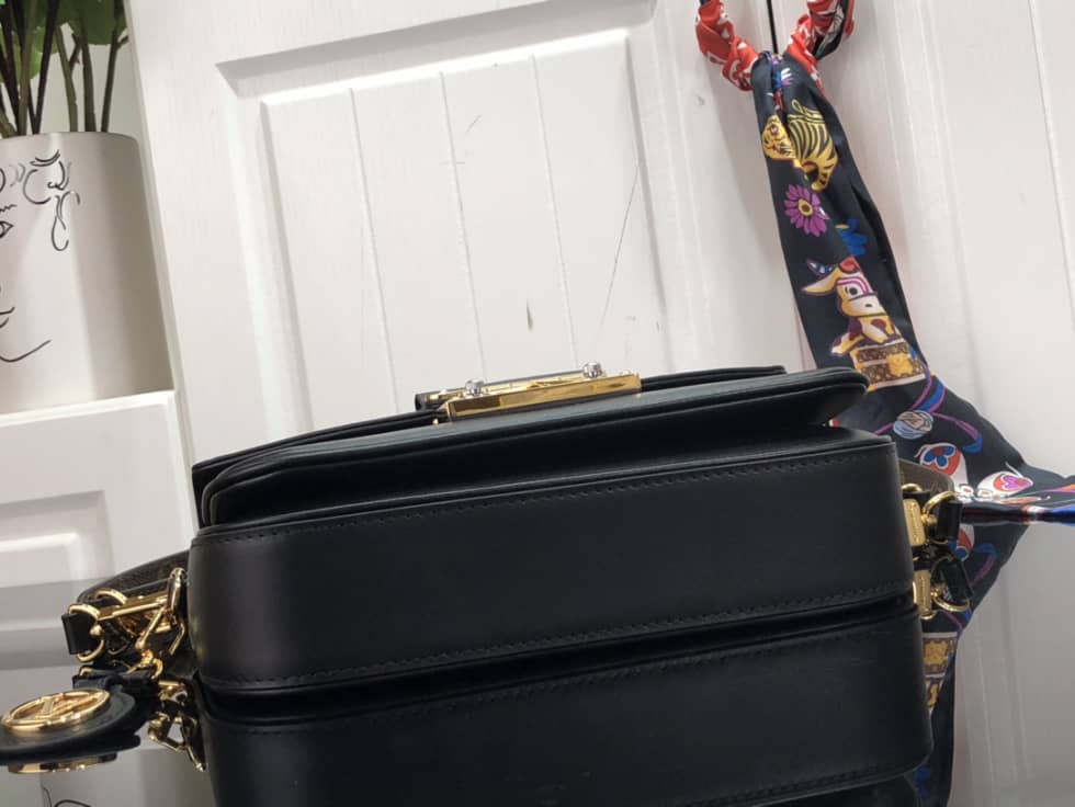 L0vis Vvtt0n Swing Handbag Black M20393 Replica Shoulder Bag