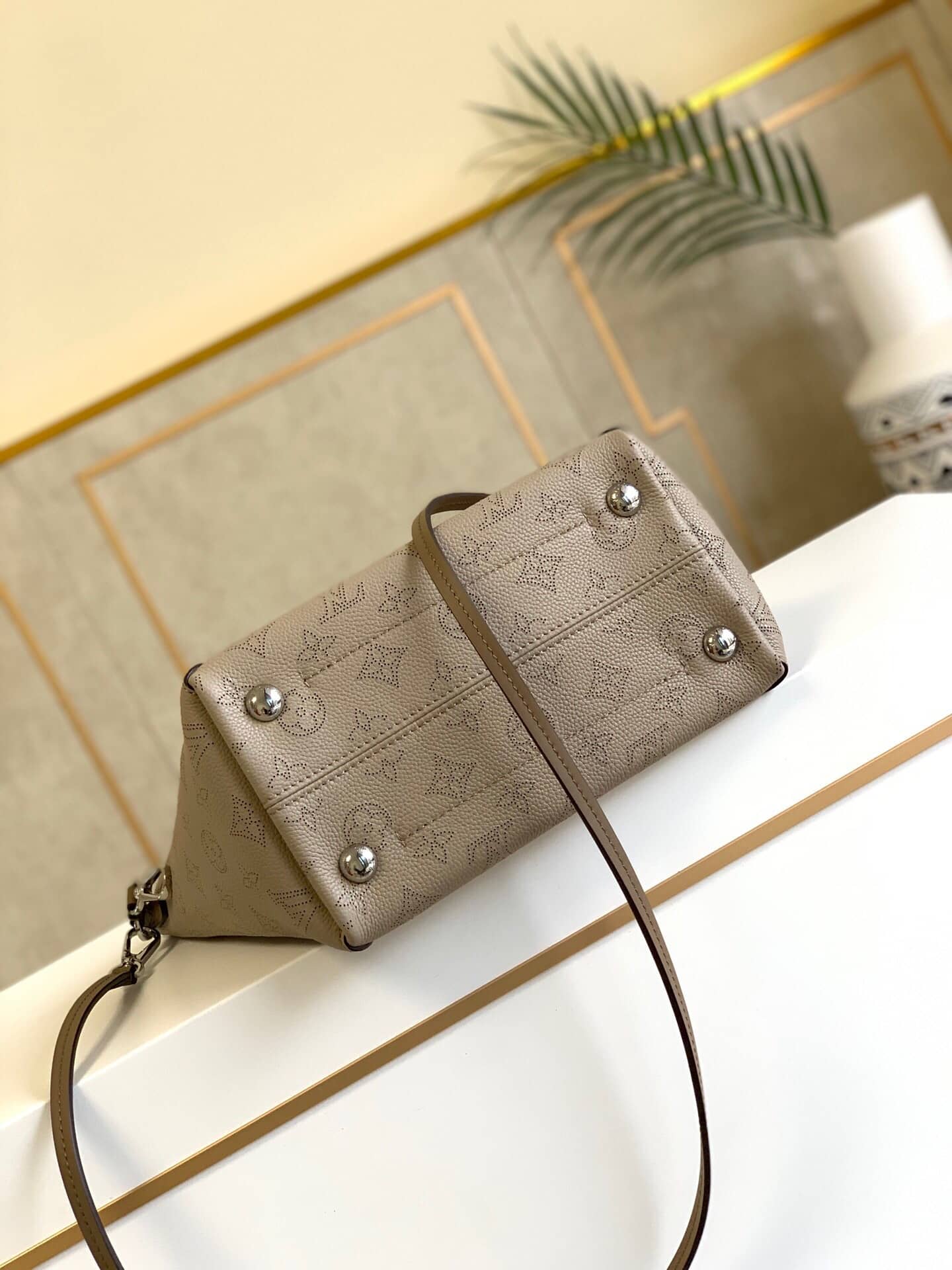 L0vis Vvtt0n Mahina Hina PM Leather Tote Replica Apricot M54353