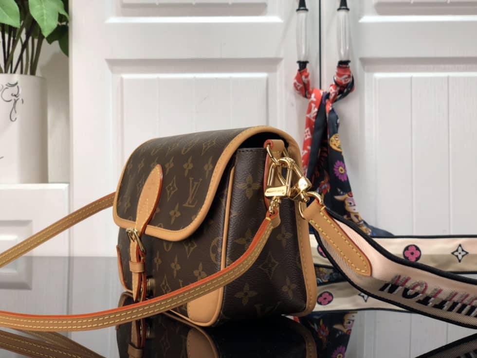 L0vis Vvtt0n Diane Monogram M45985 Replica Crossbody Bag