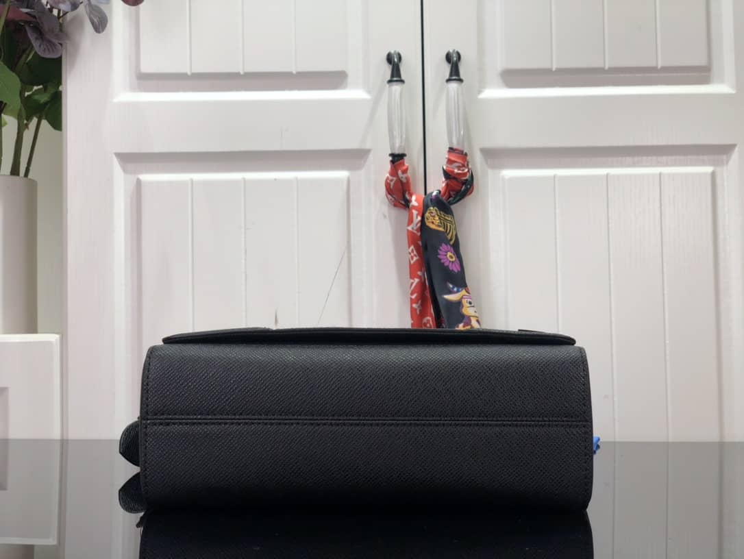 L0vis Vvtt0n New Flap Taiga Cowhide Leather Replica Messenger Bag M30807