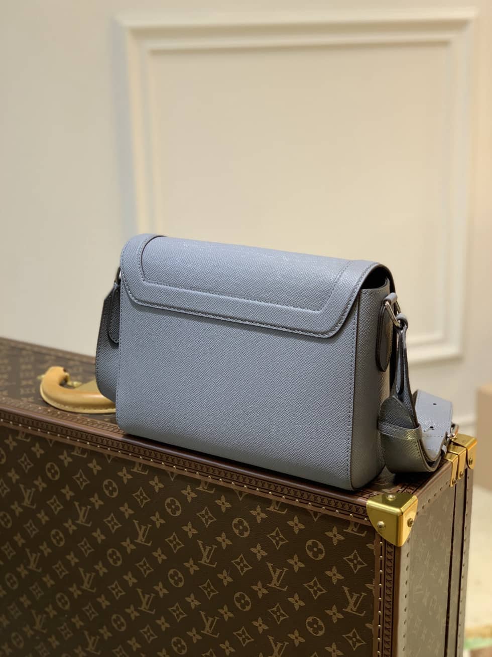 L0vis Vvtt0n New Flap Taiga Noir M30807 Replica Messenger Bag