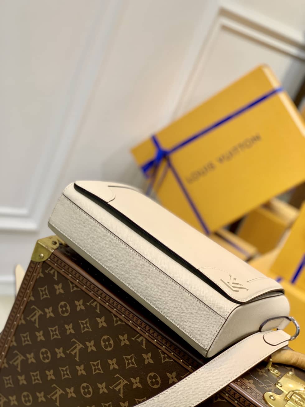 L0vis Vvtt0n New Flap Taiga Noir M30807 Replica Messenger Bag