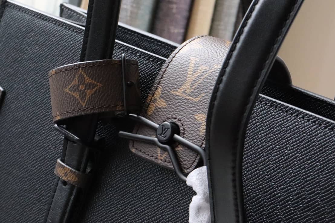 L0vis Vvtt0n Retro Wearable Mens Shopping Bag Replica M30725