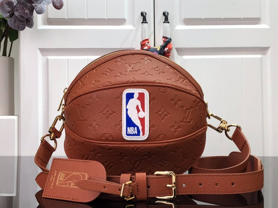 L0vis Vvtt0n x NBA Ball-in Basket Monogram Replica Shoulder Bag M57974