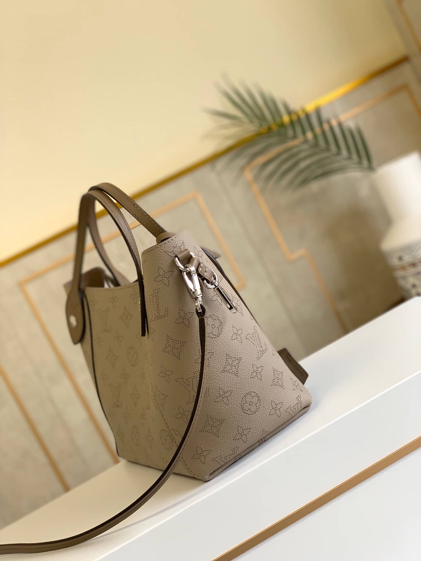 L0vis Vvtt0n Mahina Hina PM Leather Tote Replica Apricot M54353