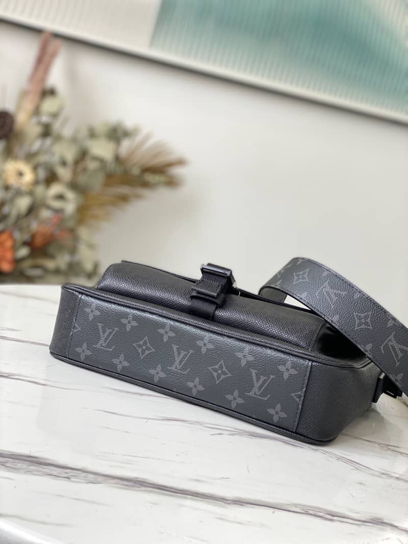 L0vis Vvtt0n Monogram Flap Leather Small Messenger Bag Replica Black M30746