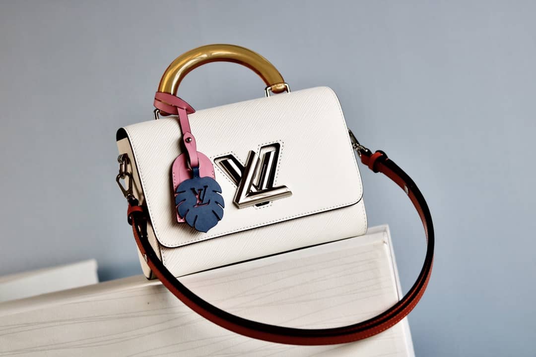 L0vis Vvtt0n Epi Twist PM Chain White M50332 Replica Crossbody Bag