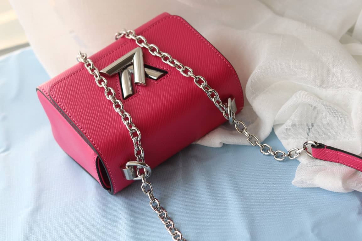 L0vis Vvtt0n Replica Twist MM Epi Leather Bag Red