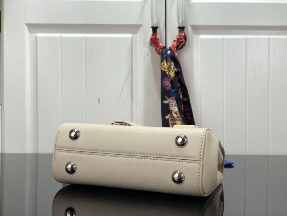 L0vis Vvtt0n Cluny Mini Epi Leather M58928 Replica Shoulder Bag