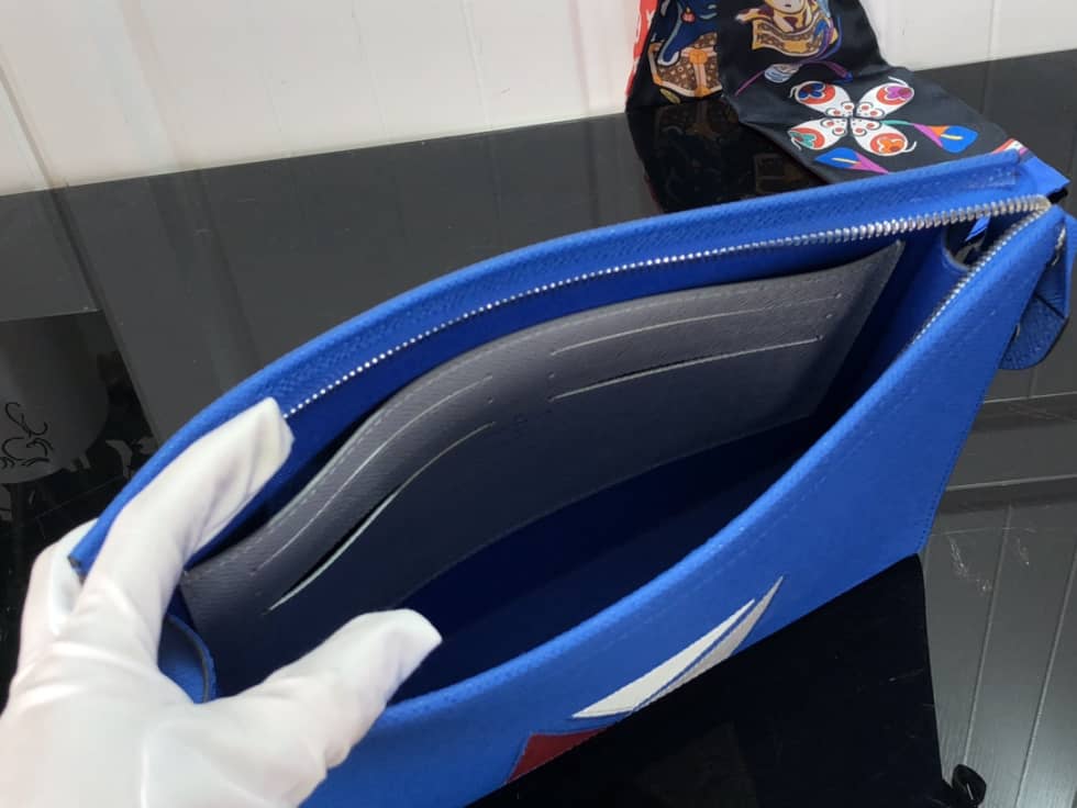 L0vis Vvtt0n Taiga Pochette Voyage Blue M59147 Replica