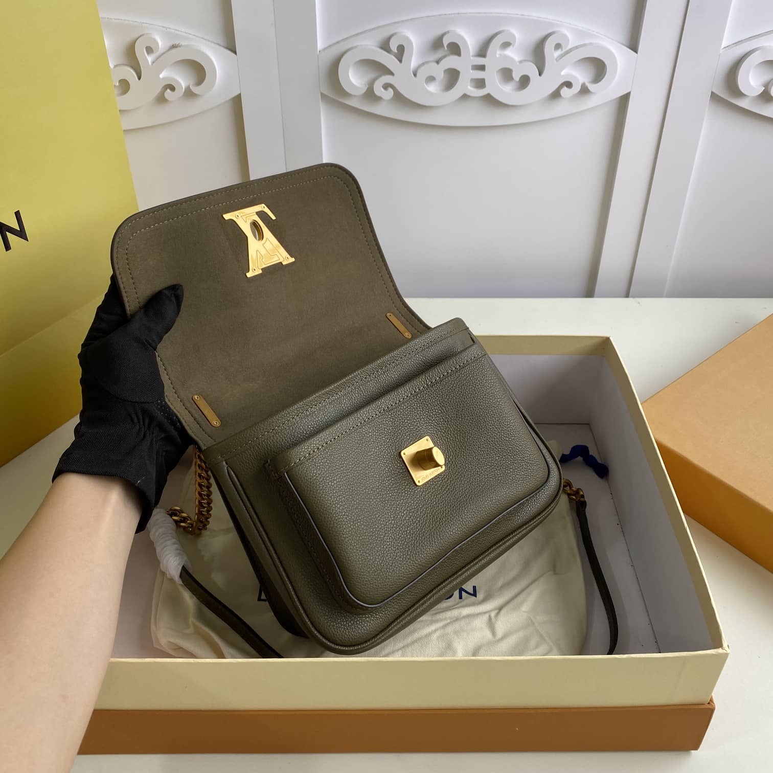 L0vis Vvtt0n Lockme Chain PM Replica Bag Green M57073