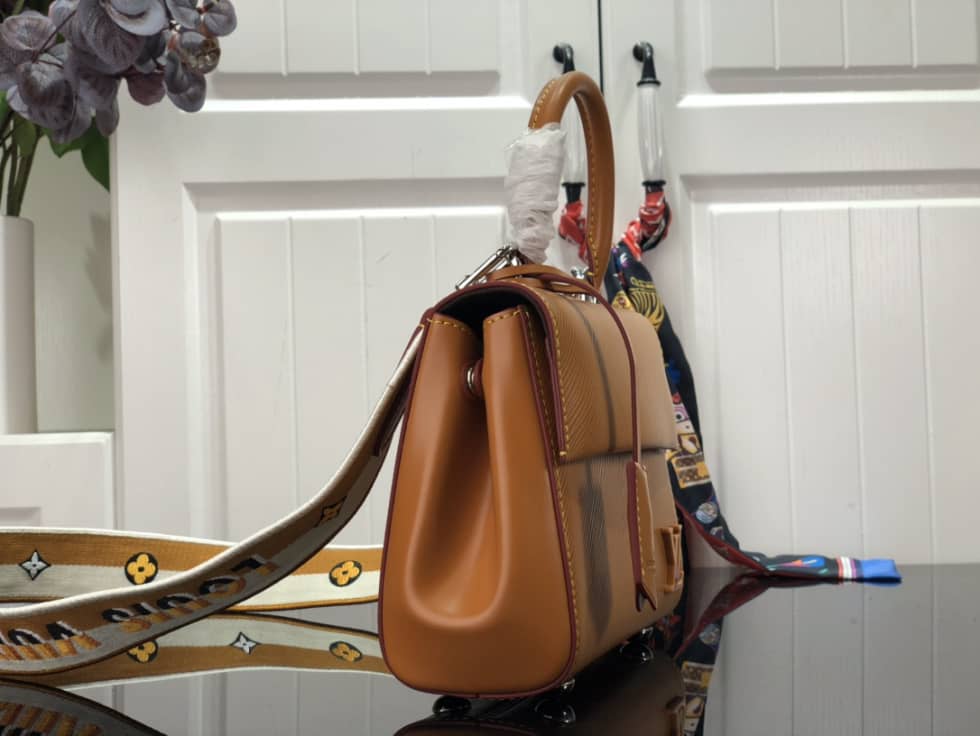 L0vis Vvtt0n Cluny Mini Epi Leather M58928 Replica Shoulder Bag