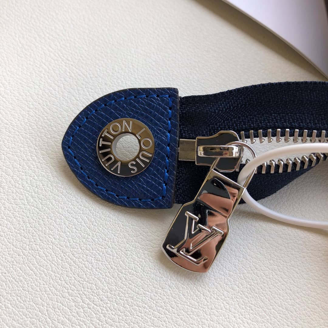 L0vis Vvtt0n Taiga Leather Pochette Voyage MM Replica M30577