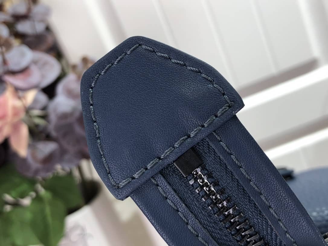 L0vis Vvtt0n Flight Taurillon Leather Messenger Bag Replica M58493