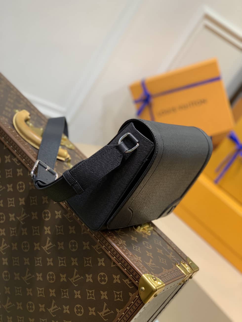 L0vis Vvtt0n New Flap Taiga Noir M30807 Replica Messenger Bag