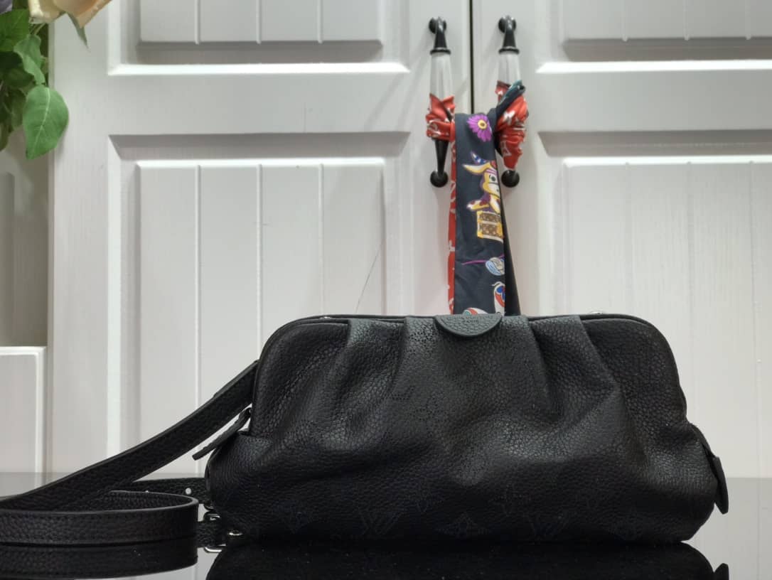 L0vis Vvtt0n Scala Mini Replica Pouch Black M80092