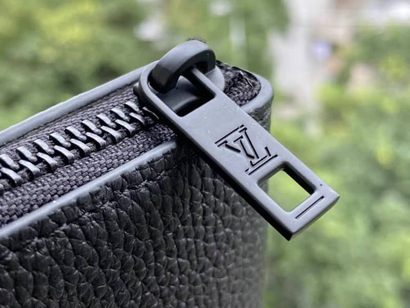 L0vis Vvtt0n Aerogram IPad Pouch Grained Calf Leather Replica M69837