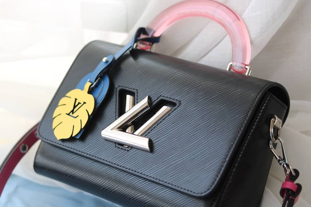 L0vis Vvtt0n Epi Twist PM Chain Black M50332 Replica Crossbody Bag