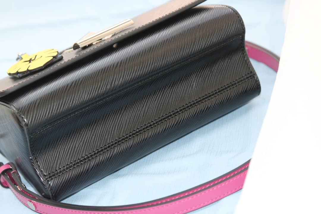 L0vis Vvtt0n Epi Twist PM Chain Black M50332 Replica Crossbody Bag