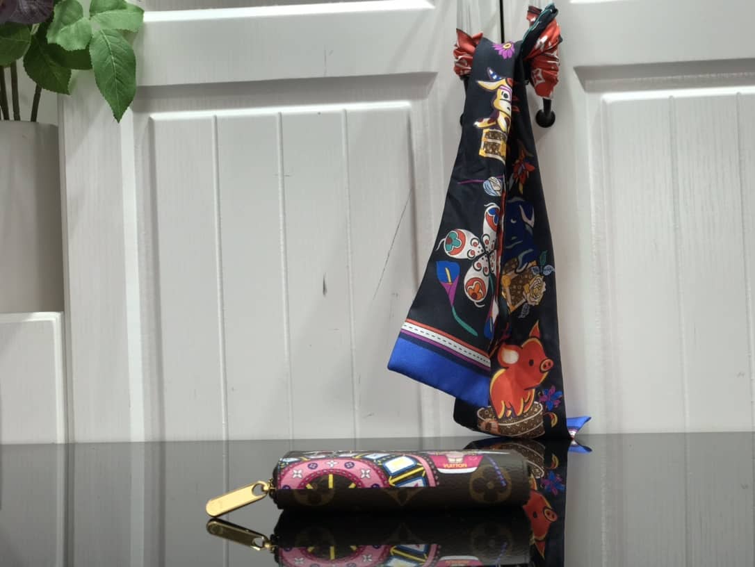 l0vis vvtt0n mini pochette accessoires u1u1enne christmas edition replica bag n60402