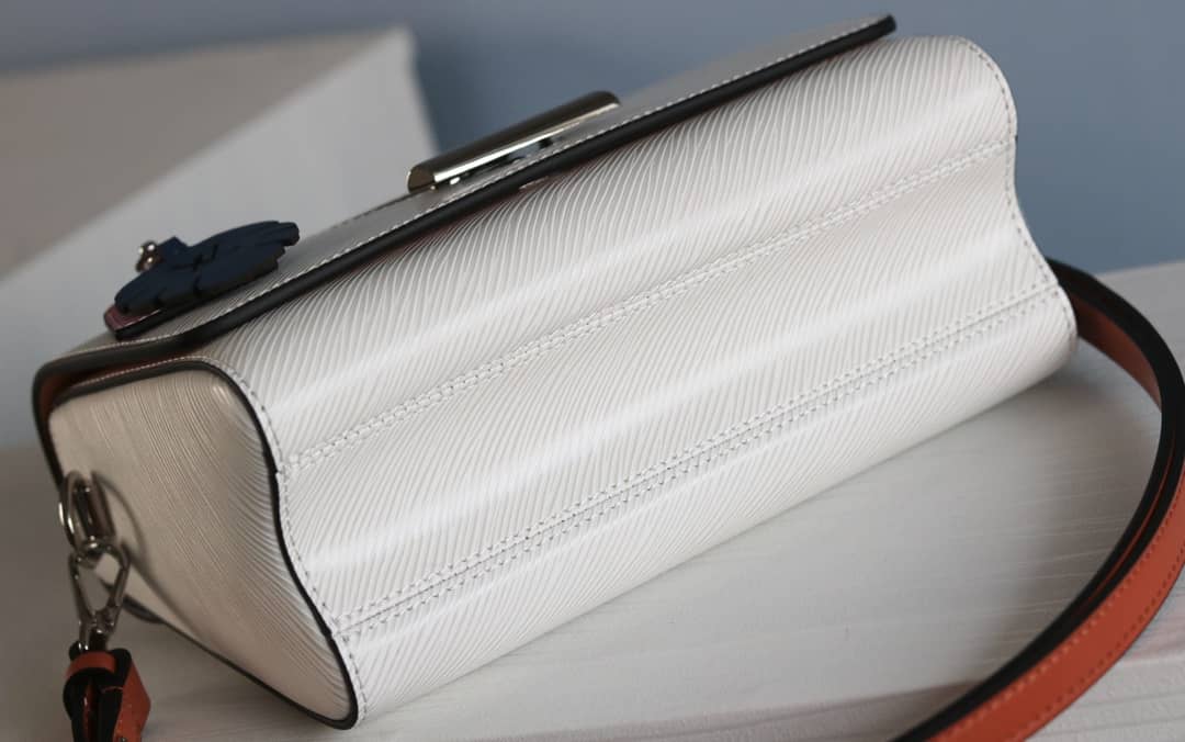 L0vis Vvtt0n Epi Twist PM Chain White M50332 Replica Crossbody Bag