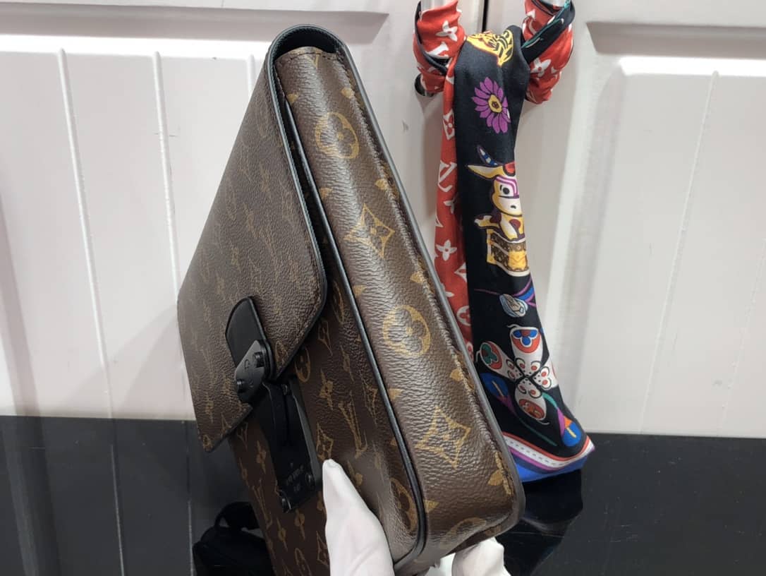 L0vis Vvtt0n Monogram Key S Lock A4 Pouch Replica M80560