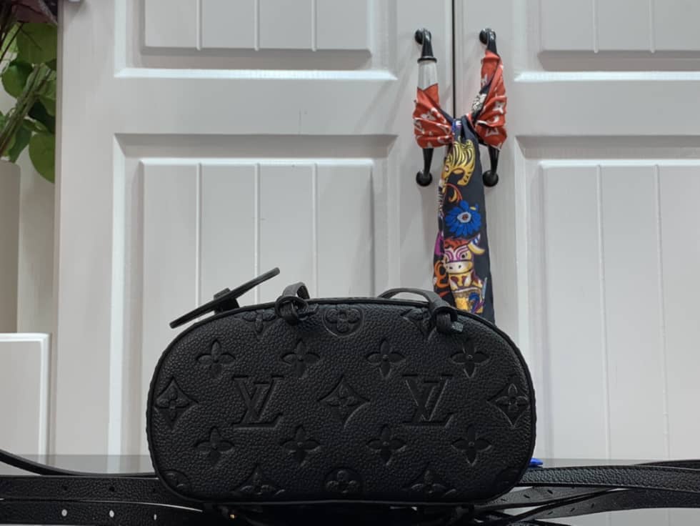 L0vis Vvtt0n Empreinte Montsouris Black M45639 Replica Backpack