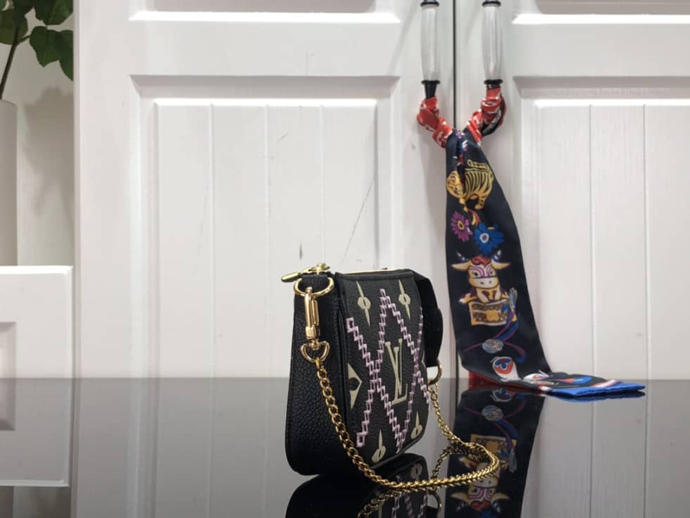 L0vis Vvtt0n Mini Pochette Accessoires Empreinte Broderies Black M81140 Replica