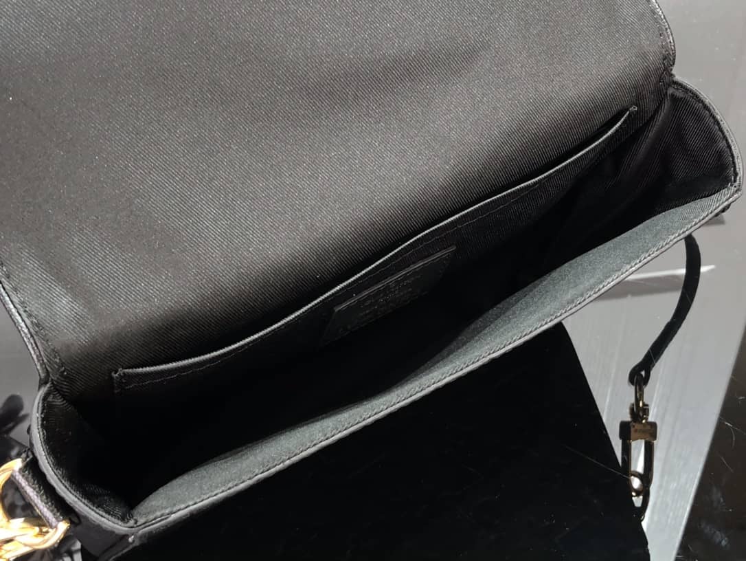 L0vis Vvtt0n NBA Studio Messenger Basketball Bag Replica M58498