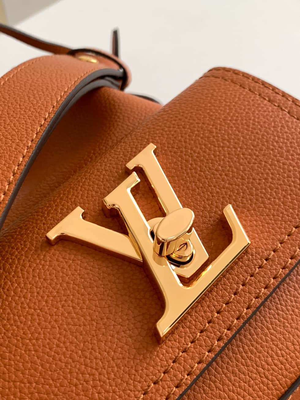 L0vis Vvtt0n Lockme Grained Calf Leather Brown M57689 Replica Bucket Bag