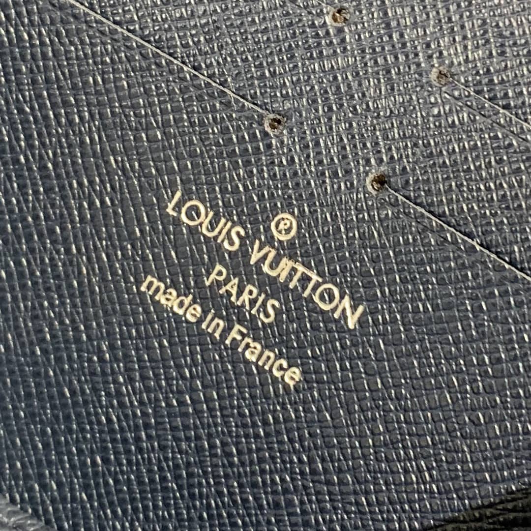 L0vis Vvtt0n Pochette Voyage MM Taiga Leather Replica Handbag Blue M30677