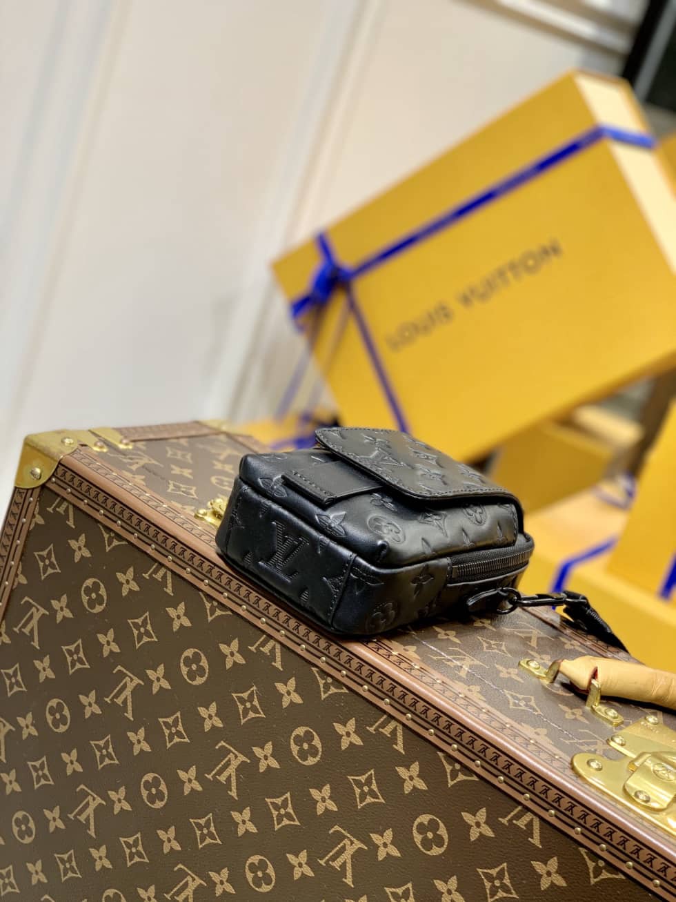 L0vis Vvtt0n x Nigo Flap Double Pouch Black M81005 Replica Phone Bag