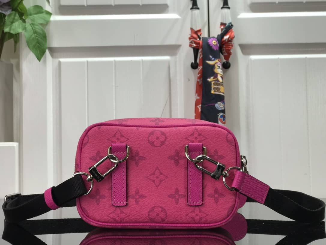 L0vis Vvtt0n Outdoor Replica Pochette Monogram Eclipse Pink M30755