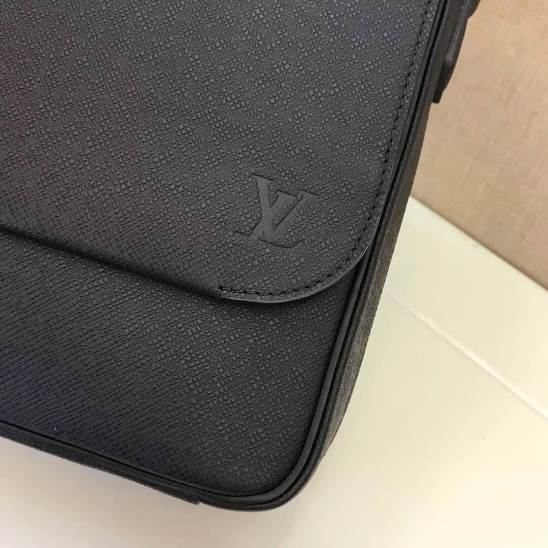 L0vis Vvtt0n Roman PM Taiga Line Shoulder Bag Replica M30619