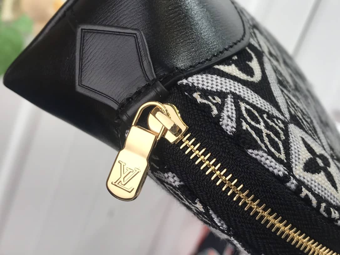 L0vis Vvtt0n Monogram Cosmetic Bag Replica Black M69991