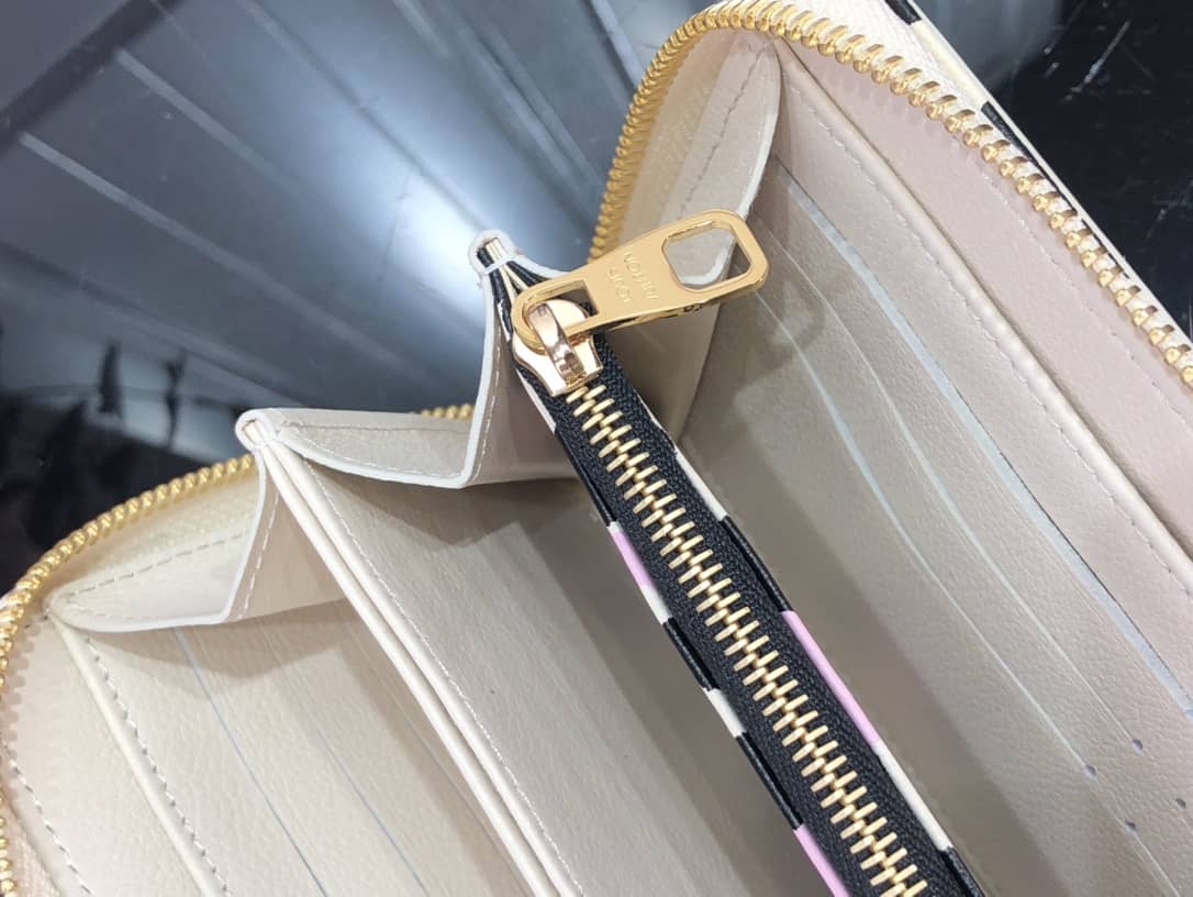 L0vis Vvtt0n Monogram Empreinte Leather with Animal-Print Zippy Wallet Replica White M80680