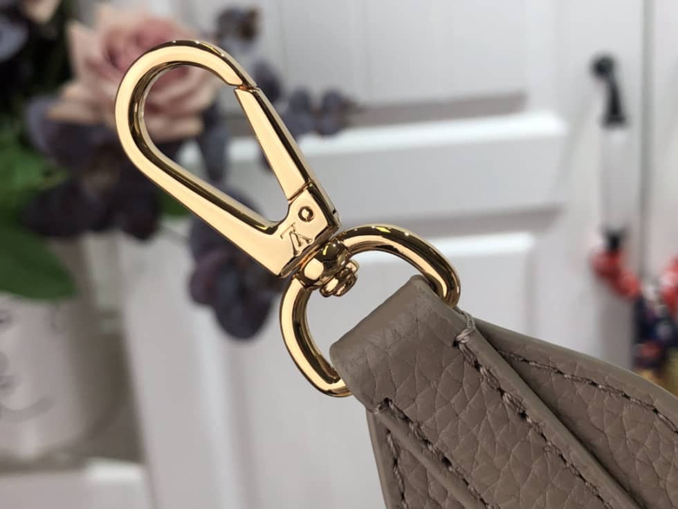 L0vis Vvtt0n Capucines BB Beige M59066 Replica Shoulder Bag