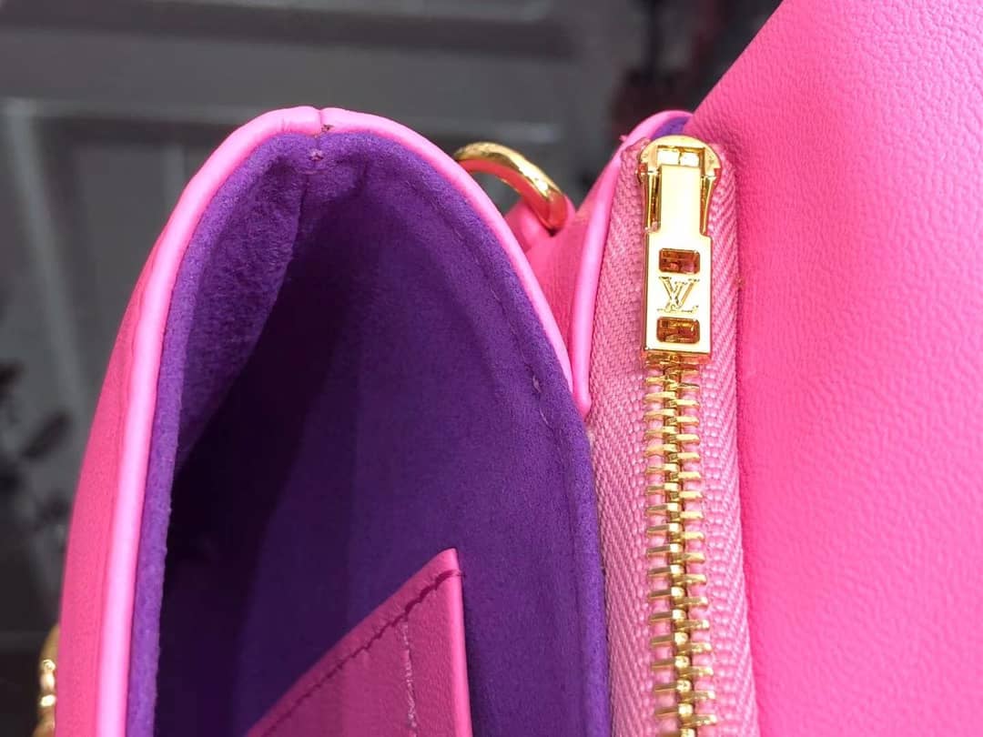 L0vis Vvtt0n Pochette Coussin Monogram Embossed Lambskin Chain Replica Bag Pink