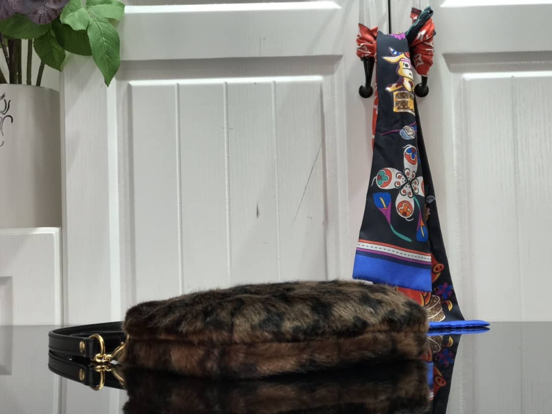 L0vis Vvtt0n Mink Monogram Vision Milla PM Replica Pochette