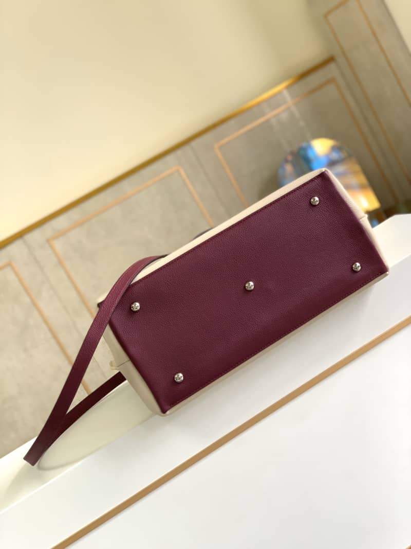 L0vis Vvtt0n Lockme Day 2Way Bag Replica M53647