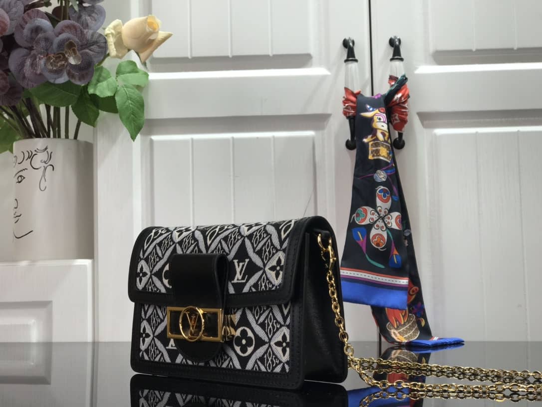 L0vis Vvtt0n Since 1854 Dauphine Chain Replica Wallet Black M69992