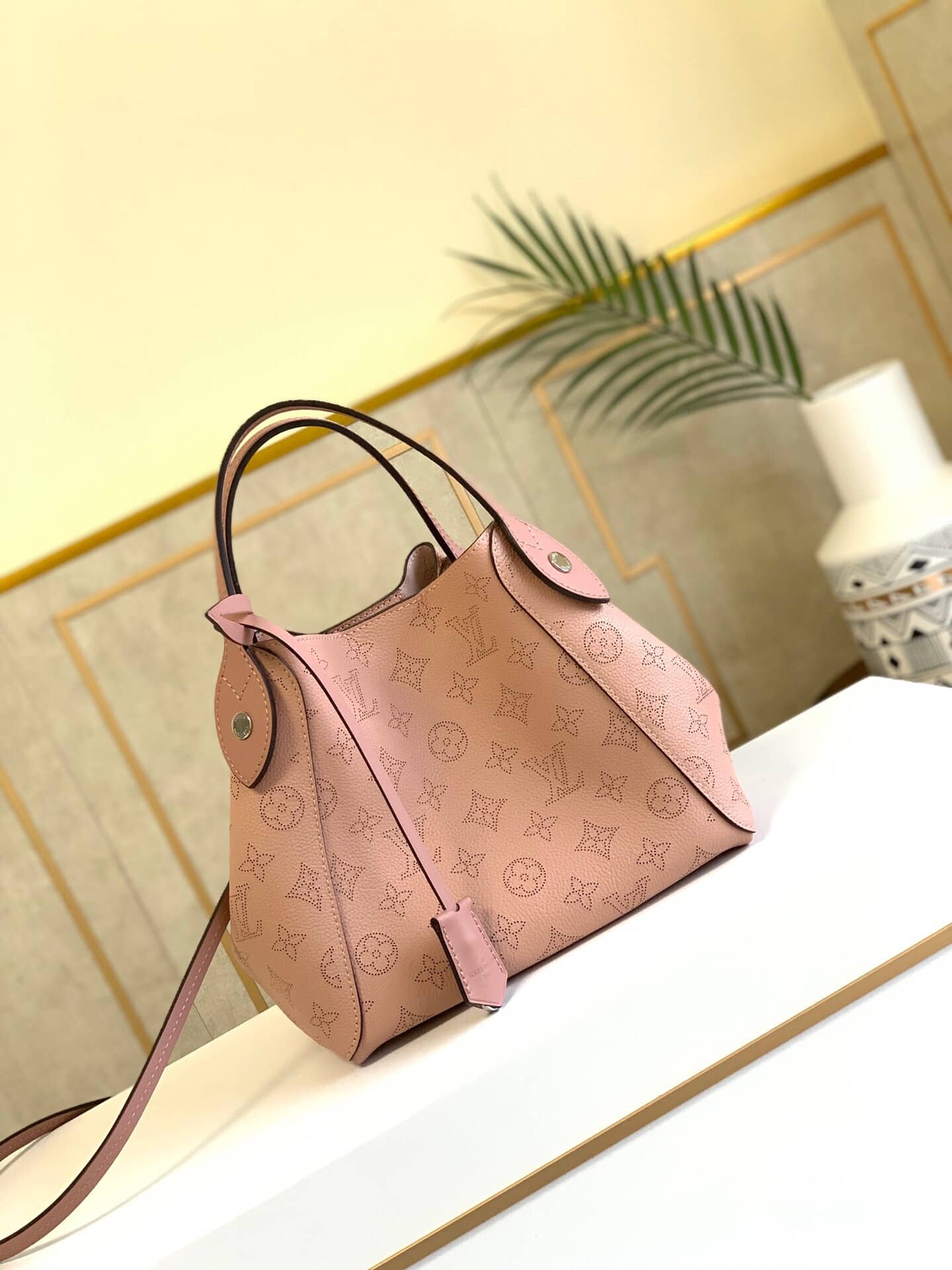 L0vis Vvtt0n Mahina Hina PM Leather Tote Replica Pink M54353