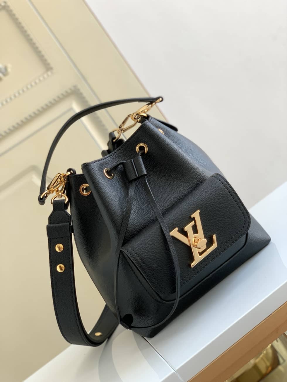 L0vis Vvtt0n Lockme Grained Calf Leather Black M57687 Replica Bucket Bag