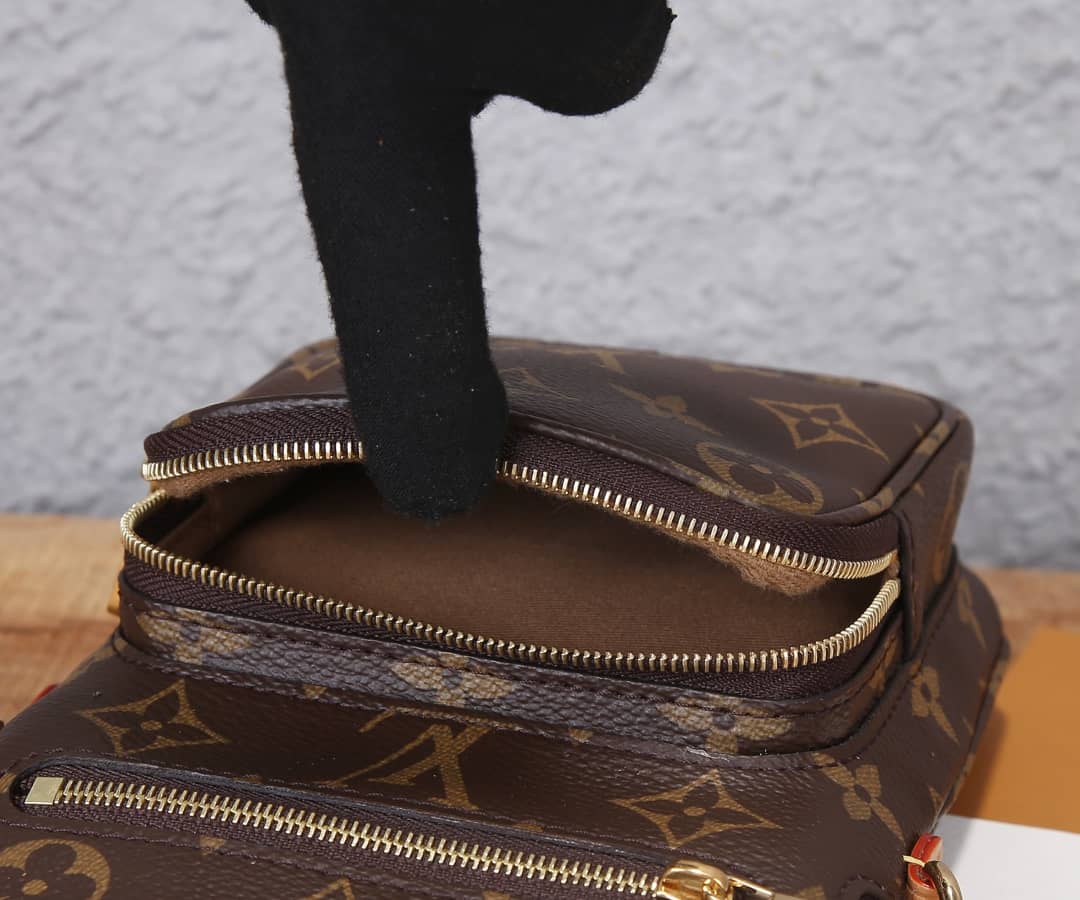 L0vis Vvtt0n Utility Phone Sleeve Chain Shoulder Bag Replica M80746