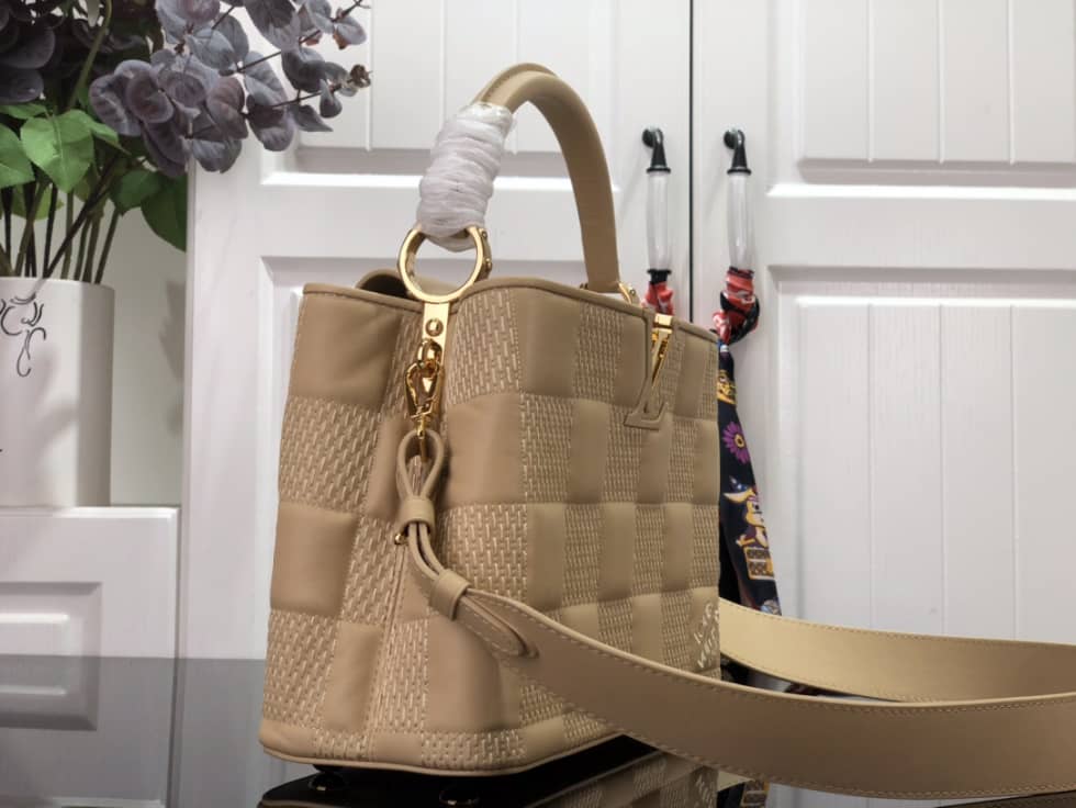 L0vis Vvtt0n Capucines MM Beige M59225 Replica Shoulder Bag