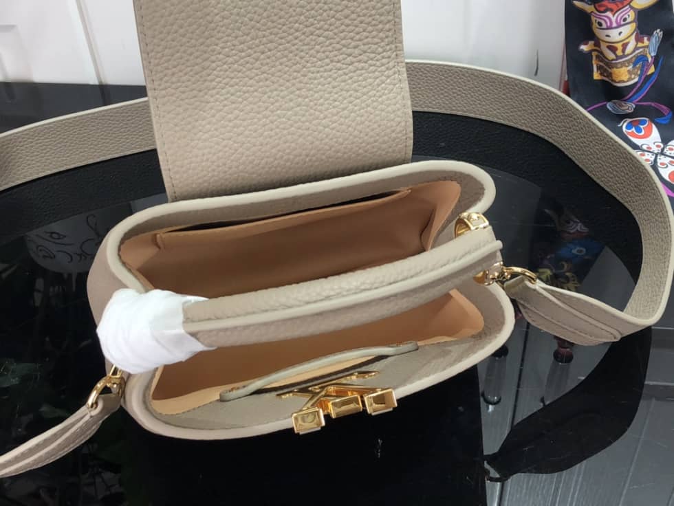 L0vis Vvtt0n Capucines Mini Beige M59066 Replica Shoulder Bag