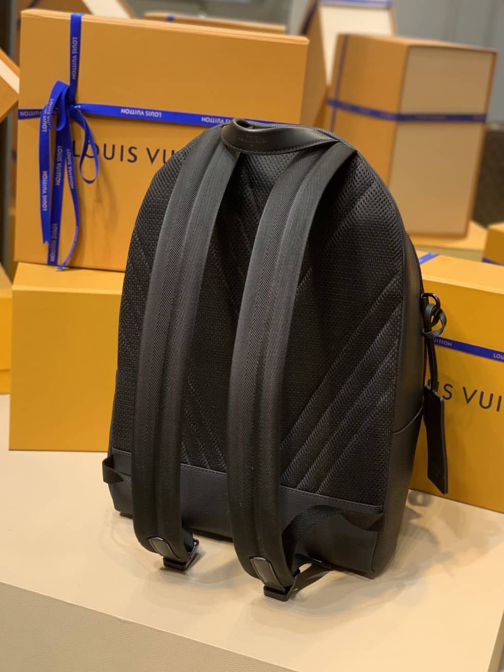 L0vis Vvtt0n Aerogram Leather Black M57079 Replica Backpack